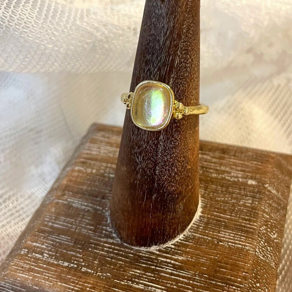 Elegant Gold Ring with Iridescent Mother-of-Pearl Stone Size 7